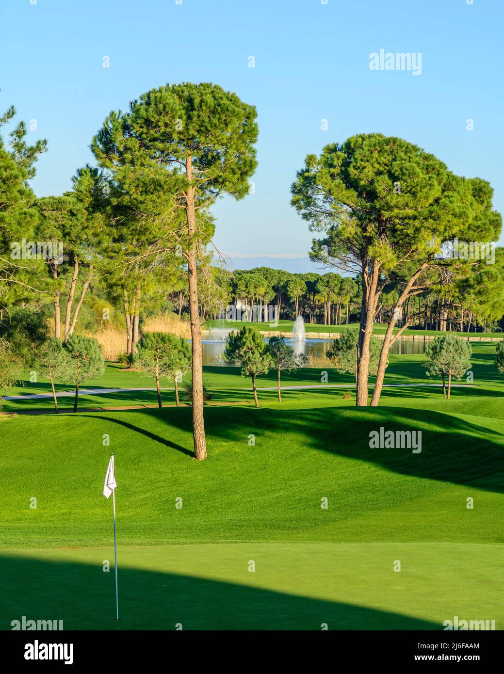 Bella serata di sole sul campo da golf Foto Stock