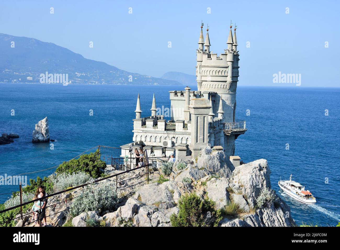GASPRA, CRIMEA – 04 GIUGNO 2019: Il Nido del Castello di Swallow su una roccia al Mar Nero, Crimea, Russia. E' un simbolo e attrazione turistica di Crimea Foto Stock