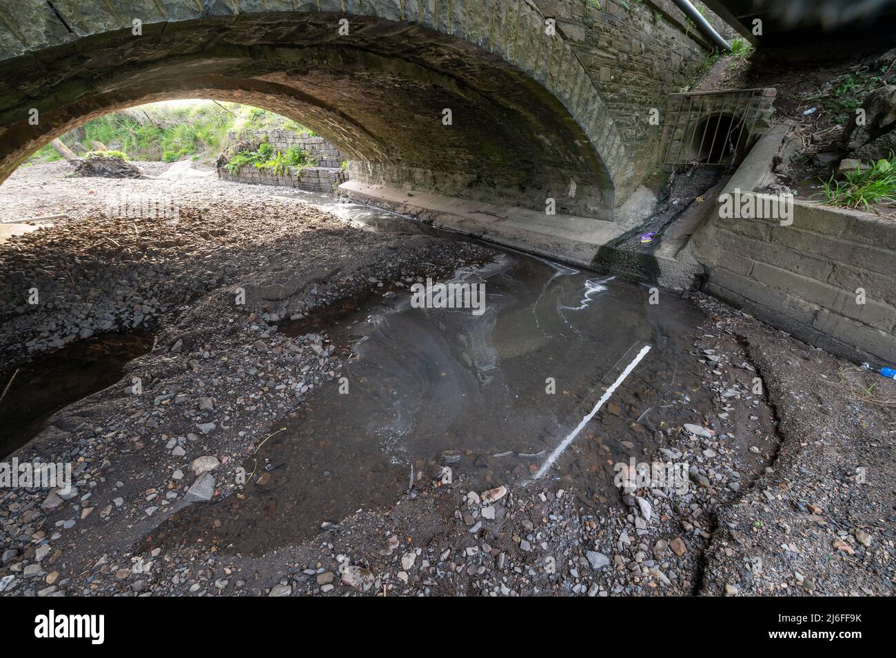 Non trattata e non vagliata acque di scarico enterinmg fiume Gwendraeth Fawr a Pontyates, Carmarthenshire, Galles, Regno Unito Foto Stock