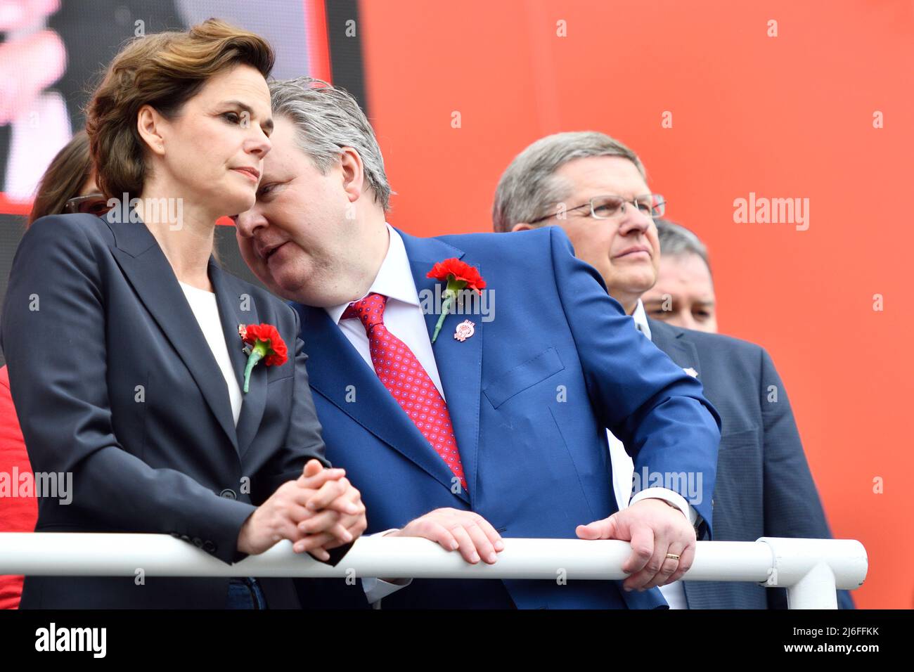 Vienna, Austria. 1st maggio 2022. Raduno del SPÖ a Vienna in Piazza del Municipio. Domenica 1 maggio 2022, dopo una pausa di due anni a causa della pandemia, il SPÖ Vienna vi invita nuovamente alla tradizionale sfilata di maggio sulla Rathausplatz di Vienna, sotto il motto "andare risolutamente per Vienna". La foto mostra il presidente federale Pamela Rendi-Wagner (L) e il presidente SPÖ SPÖ Vienna, il sindaco Dr. Michael Ludwig (R) Foto Stock