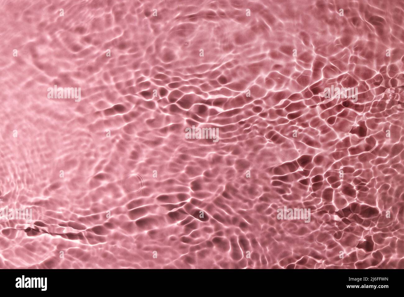tessuto superficiale di acqua rosa trasparente. sfondo astratto Foto Stock