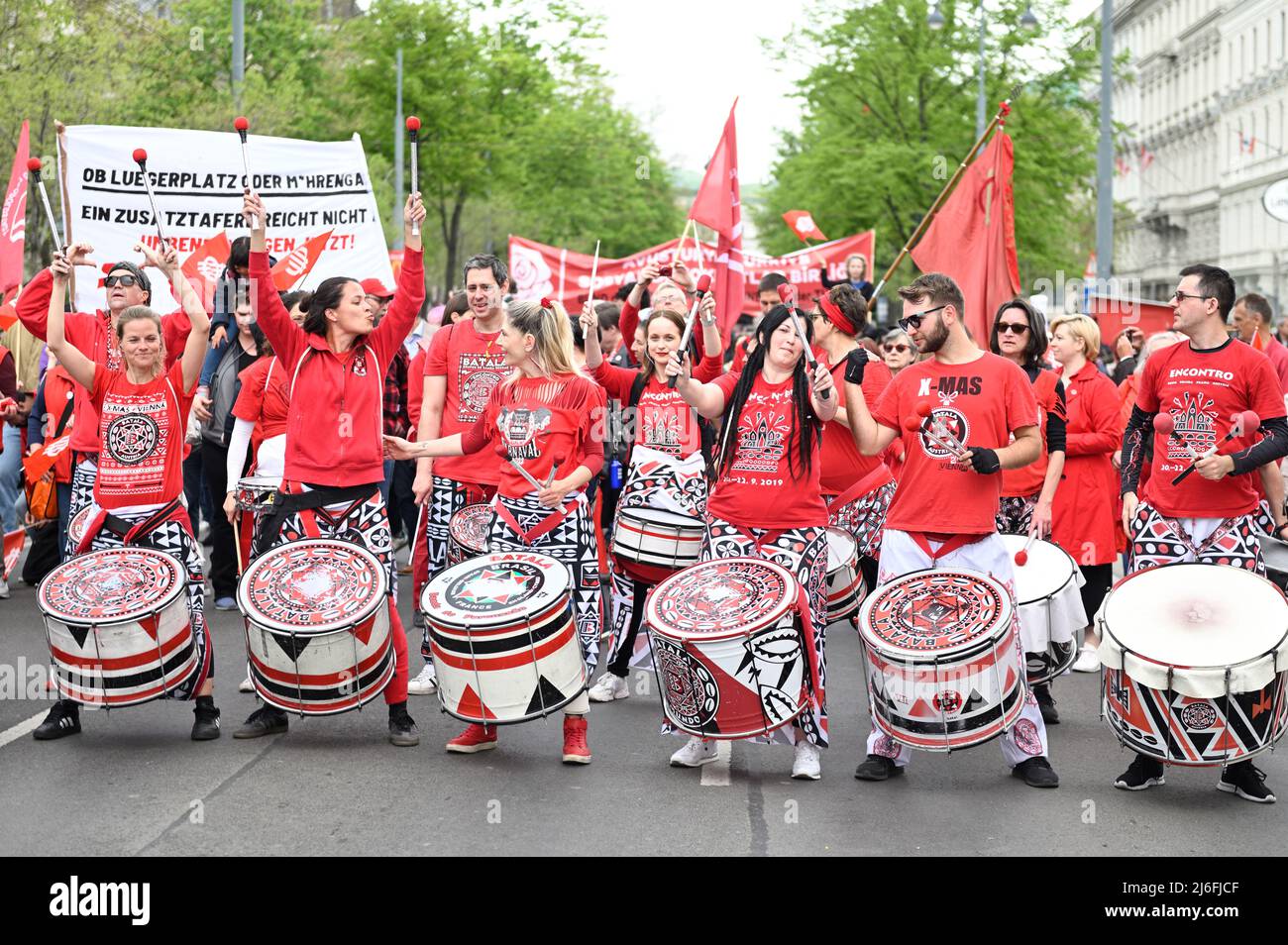 Vienna, Austria. 1st maggio 2022. Raduno del SPÖ a Vienna in Piazza del Municipio. Domenica 1 maggio 2022, dopo una pausa di due anni a causa della pandemia, il SPÖ Vienna vi invita nuovamente alla tradizionale sfilata di maggio sulla Rathausplatz di Vienna, sotto il motto "andare risolutamente per Vienna". Foto Stock