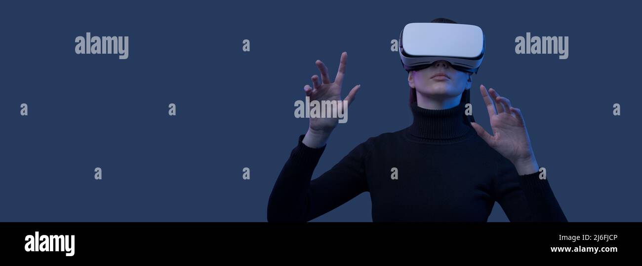 Donna che indossa un visore VR e interagisce con interfacce di realtà virtuale Foto Stock