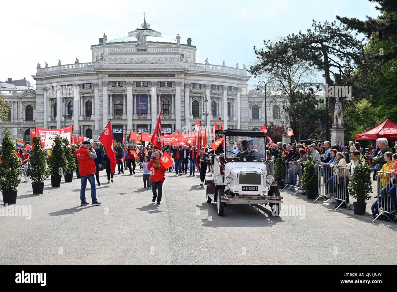 Vienna, Austria. 1st maggio 2022. Raduno del SPÖ a Vienna in Piazza del Municipio. Domenica 1 maggio 2022, dopo una pausa di due anni a causa della pandemia, il SPÖ Vienna vi invita nuovamente alla tradizionale sfilata di maggio sulla Rathausplatz di Vienna, sotto il motto "andare risolutamente per Vienna". Foto Stock