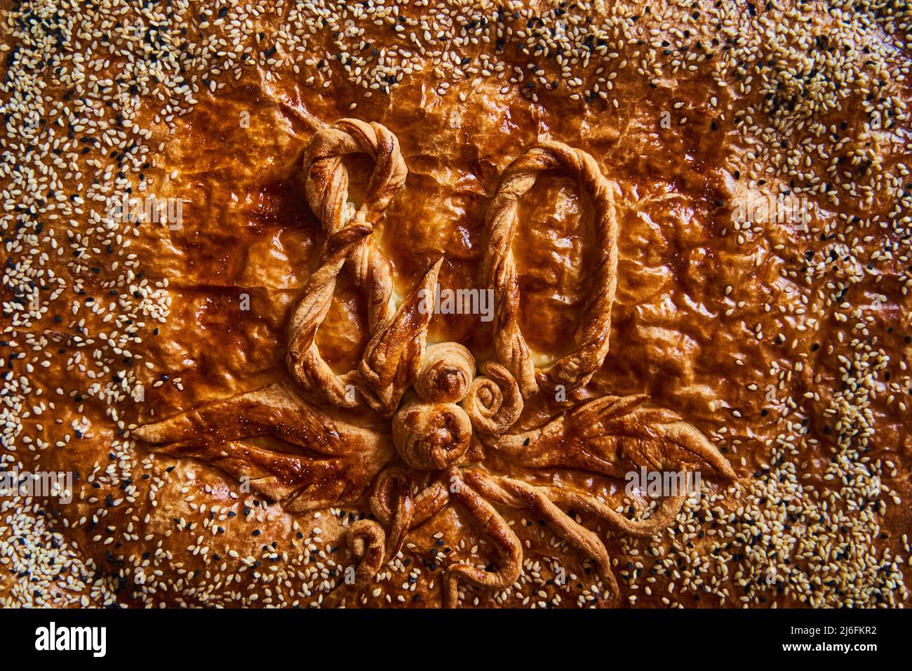 Torta di marmellata fatta a mano su un vassoio di ferro Foto Stock