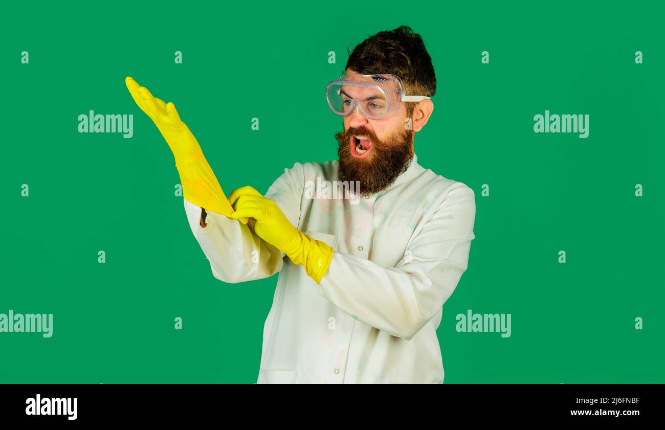 Servizio di pulizia. Uomo portato in uniforme, guanti di gomma e occhiali protettivi. Detergente maschio. Foto Stock
