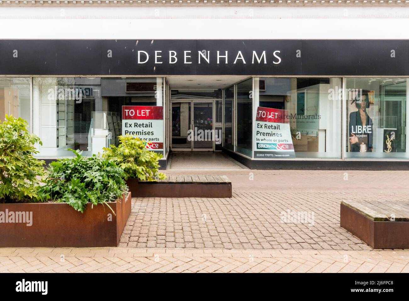 Il negozio Debenhams chiuso in High Street, King's Lynn, Norfolk. Originariamente il grande magazzino locale, Jermyns. Foto Stock