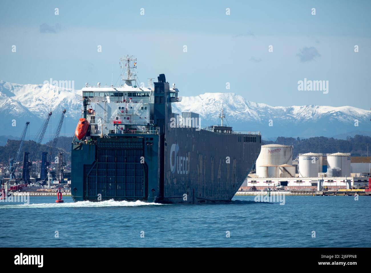 Santander, Cantabria - 13 marzo 2022: Una grande nave da carico alimentata a gas naturale entra nel porto di Santander Foto Stock