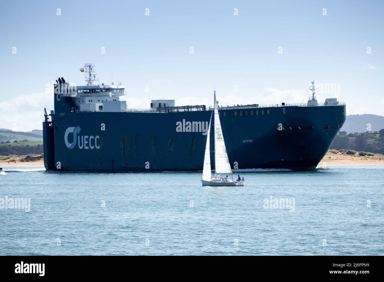 Santander, Cantabria - 13 marzo 2022: Una grande nave da carico alimentata a gas naturale entra nel porto di Santander Foto Stock