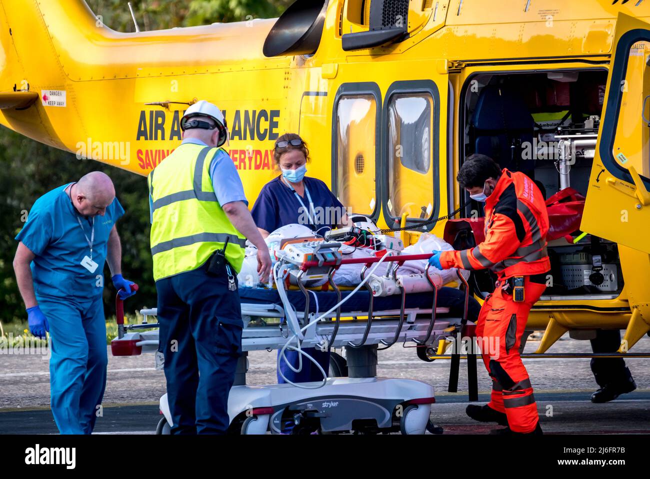 L'ambulanza aerea trasporta pazienti critici dall'ospedale di Eastbourne a strutture mediche adeguatamente attrezzate. Foto Stock