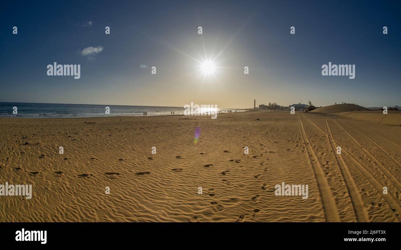 Vista delle dune di Maspalomas a Playa del Ingles, Maspalomas, Gran Canaria, Spain.A posto molto bello per rilassarsi con sabbia fine e dune con costante temperamento Foto Stock