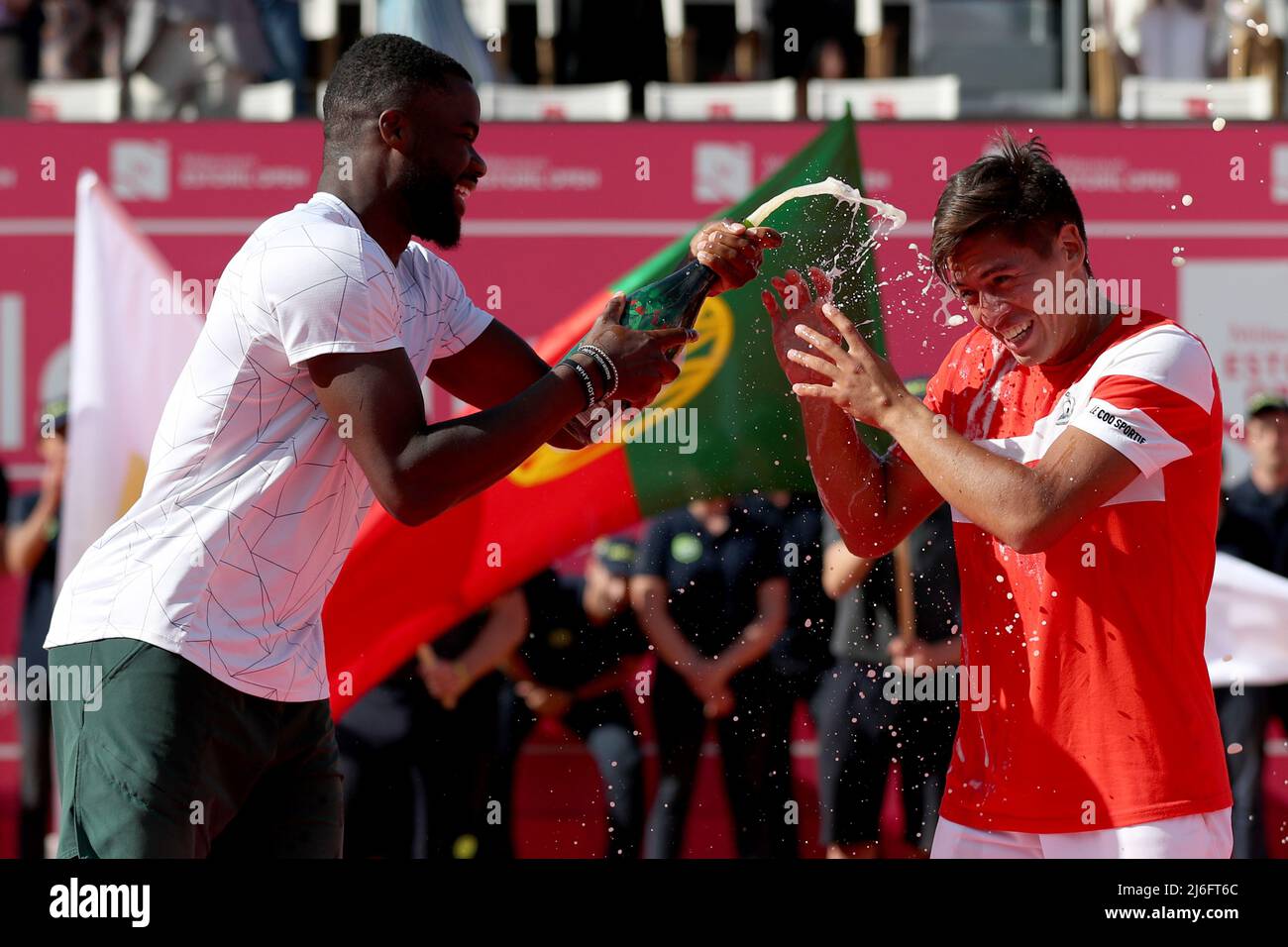 Cascais, Portogallo. 1 maggio 2022, Cascais, Portogallo: Il vincitore Sebastian Baez di Argentine (R) e Frances Tiafoe degli Stati Uniti festeggiano con champagne dopo la finale maschile del Millennium Estoril Open ATP 250 torneo di tennis, al Clube de Tenis do Estoril di Cascais, Portogallo, il 1 maggio 2022. (Credit Image: © Pedro Fiuza/ZUMA Press Wire) Credit: ZUMA Press, Inc./Alamy Live News Foto Stock