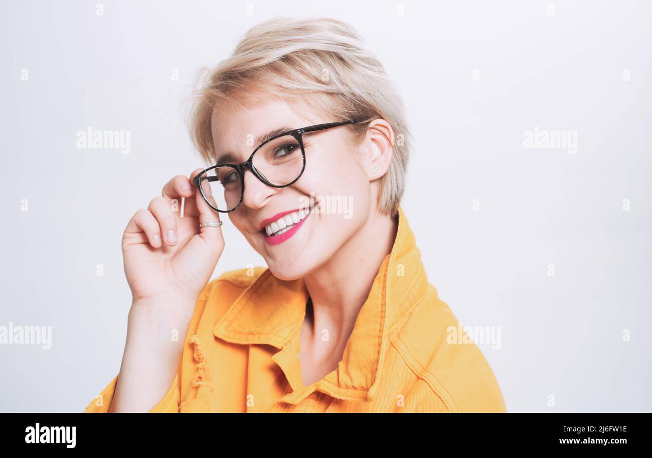 Vista e salute degli occhi. Buona visione. Obiettivo di alta qualità. Occhiali alla moda. Donna adorabile bionda indossare occhiali da vicino. Moda per gli occhi. Aggiungi Foto Stock