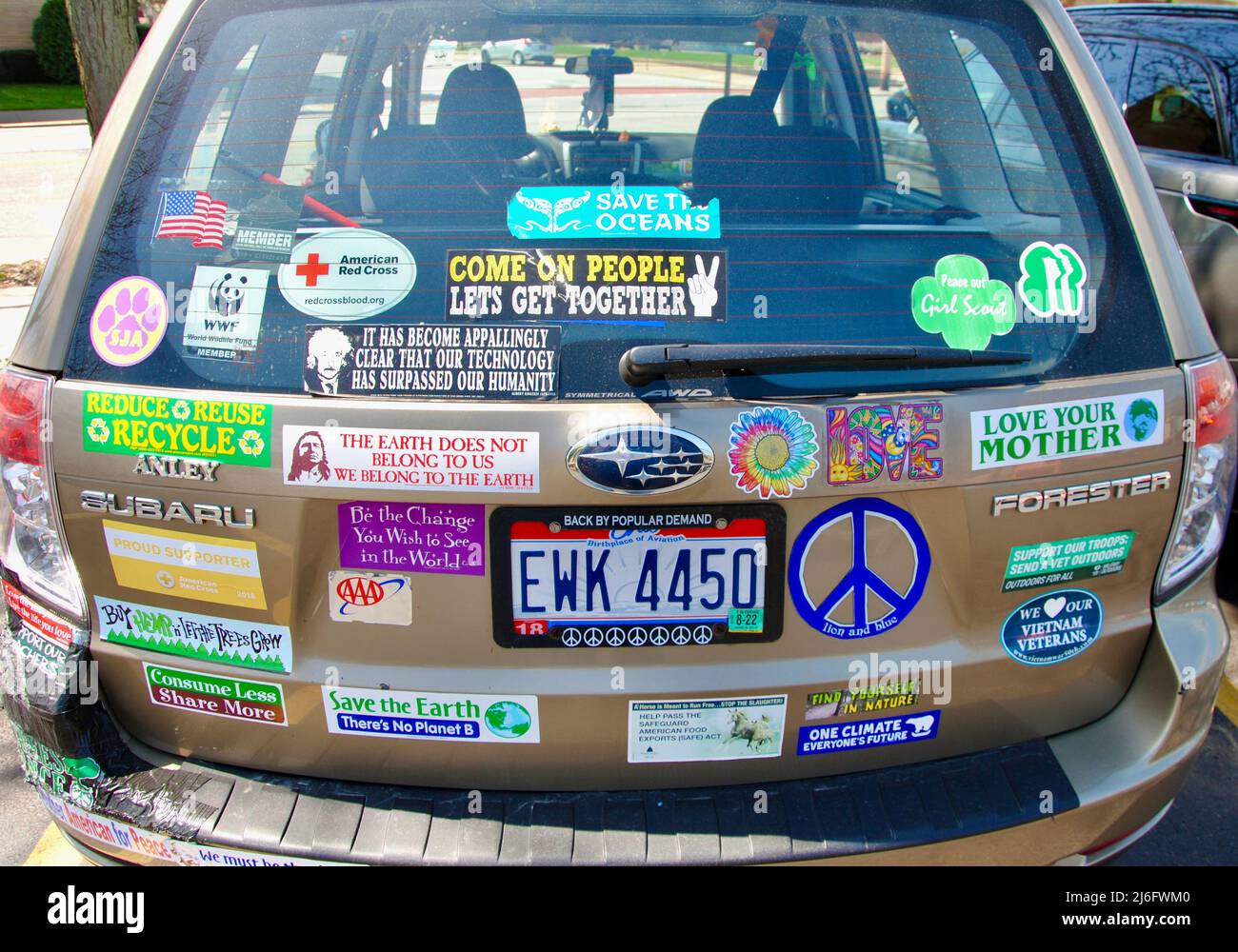 Vecchia Subaru auto coperta in grande quantità di adesivi a Lakewood, Ohio Foto Stock