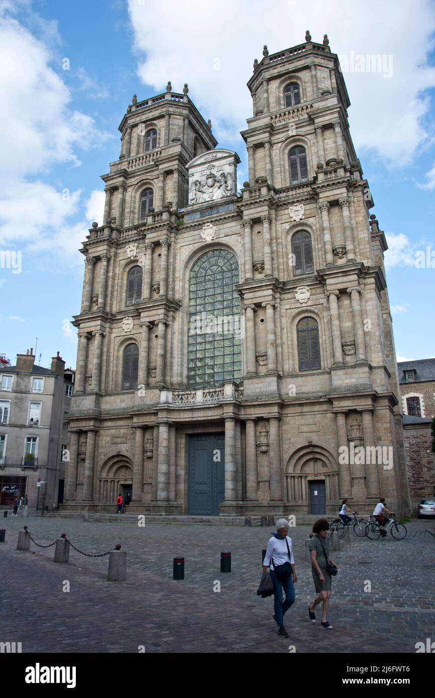Fussgängerinnen vor der Saint-Pierre-Kathedrale im Zentrum von Rennes Foto Stock