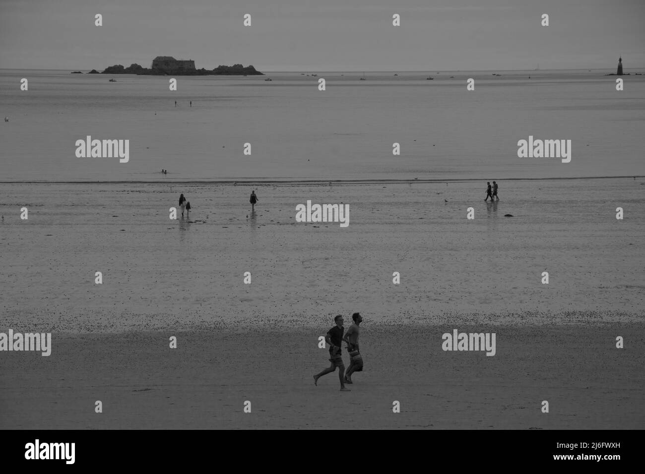 menschen am Stadtstrand von St. Malo Foto Stock