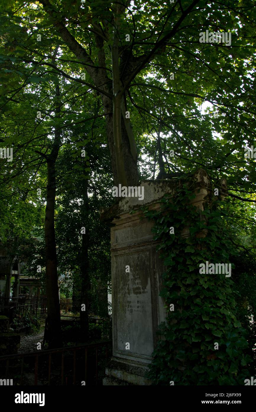 Der weltbekannte Friedhof Père-Lachaise inmitten von Paris Foto Stock