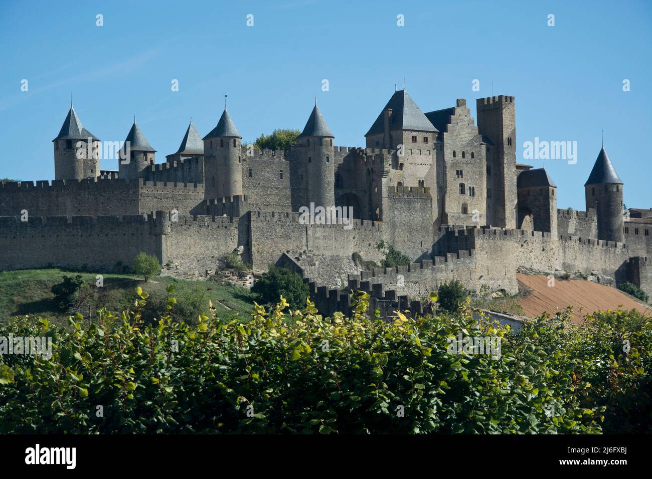 Die Massive Festungsstadt von Carcassonne im Südwesen Frankreichs Foto Stock