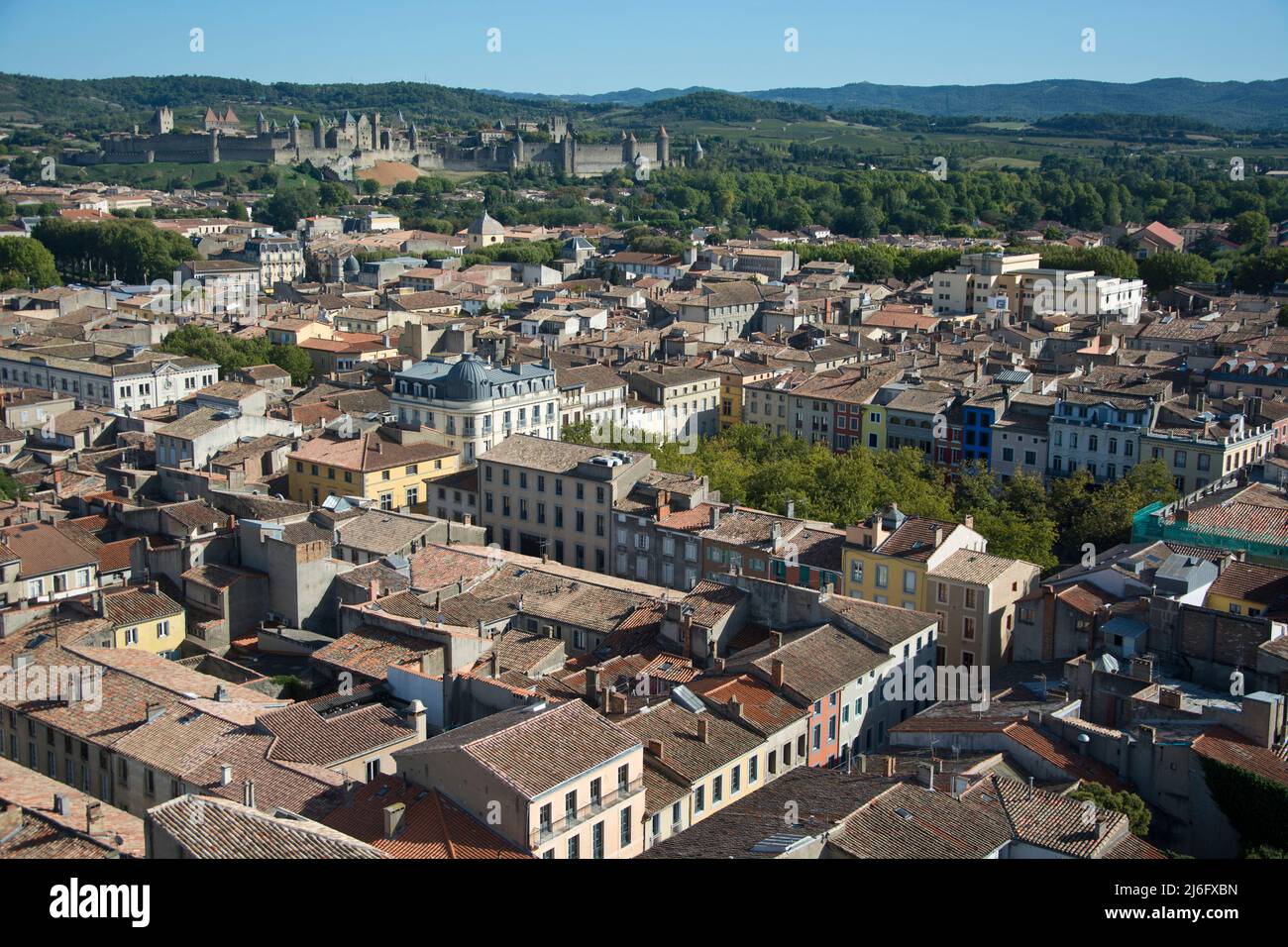 Faszinierender Blick vom Turm der Kirche Sanit-Vincent über die Altstadt auf die Festung von Carcassonne Foto Stock