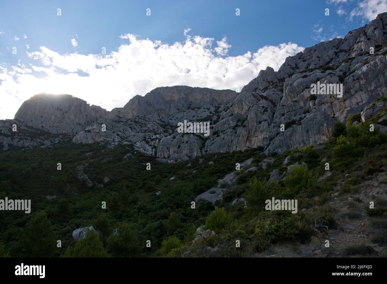 Die spektakuläre Montagne Sainte-Victoire, Kalksteingebirge im Süden Frankreichs in der Nähe von Aix-en-Provence Foto Stock