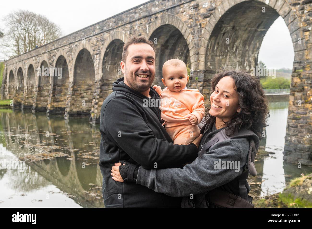 Ballydehob, West Cork, Irlanda. 1st maggio 2022. Questa sera si è svolto un funerale jazz in stile New Orleans nell'ambito del Ballydehob Jazz Festival 2022. Migliaia di persone hanno imballato le strade di Ballydehob per il primo funerale Jazz dal 2019. Guardando la sfilata erano Lorcan; Laoise bambino e Cindy Hackett da Clonakilty.. Credit: AG News/Alamy Live News. Foto Stock