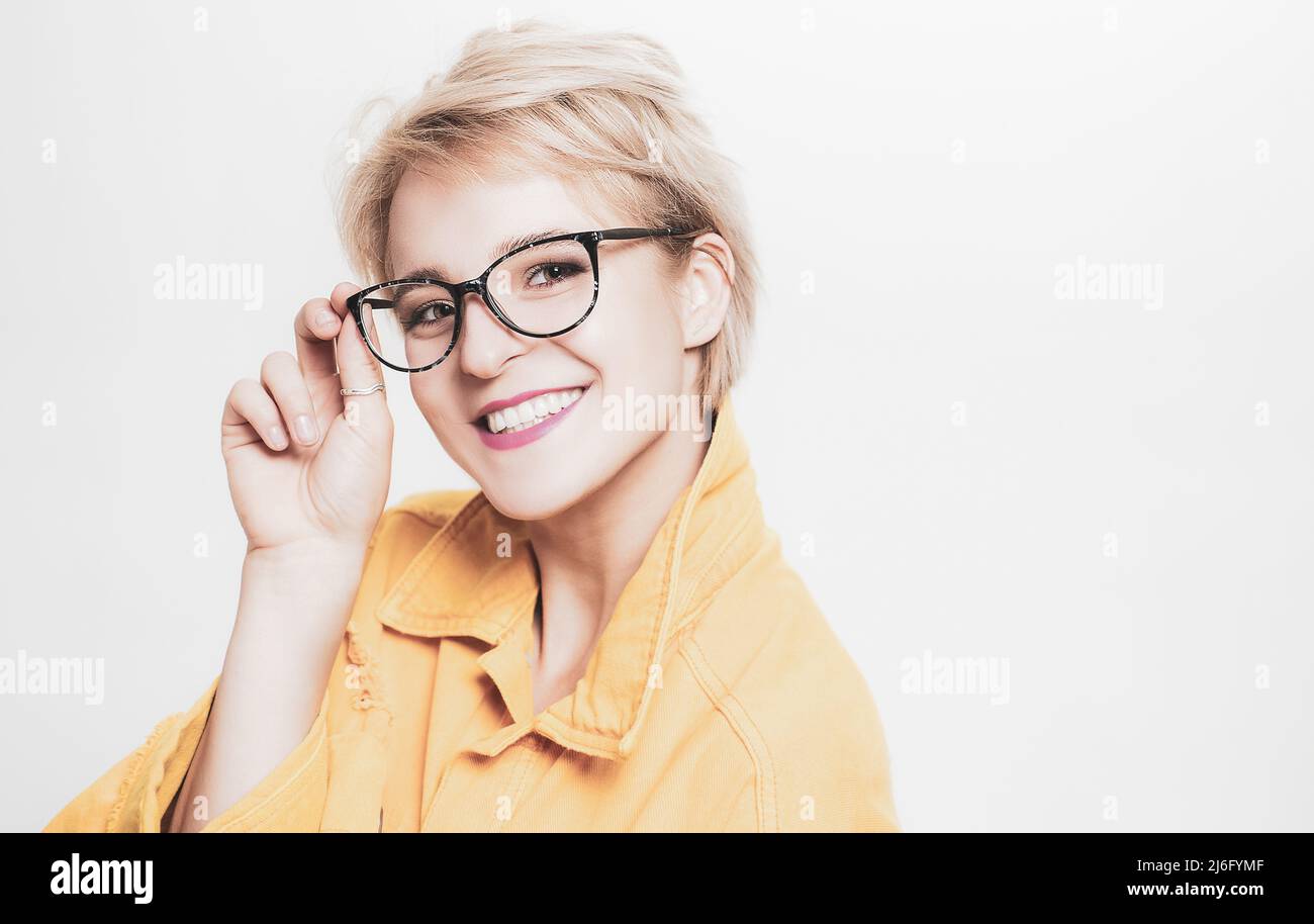 Vista e salute degli occhi. Buona visione. Negozio di ottica. Occhiali alla moda. Donna sorridente bionda indossare occhiali da vicino. Moda per gli occhi. Aggiungi smart Foto Stock