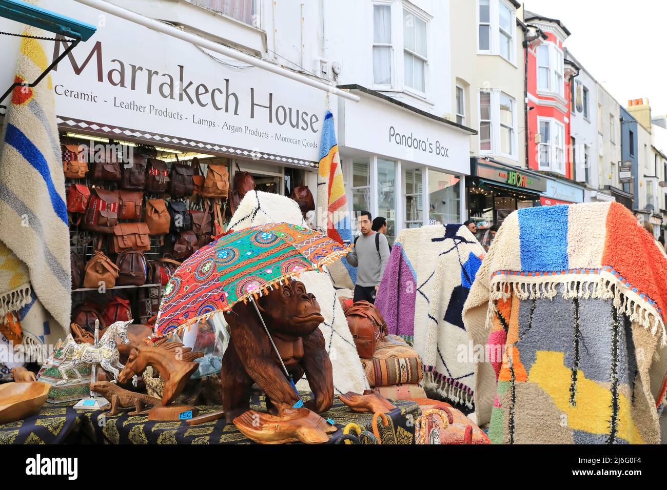 Beni Morrocan in vendita a Marrakech House su Gardner Street in bohémien Laine nord a Brighton nel Sussex orientale, Regno Unito Foto Stock