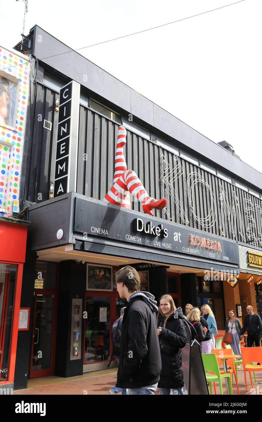 Il sole primaverile sul Duke's al cinema di Komedia a North Laine a Brighton, un quartiere popolare con un'atmosfera bohémien, nel Sussex orientale, Regno Unito Foto Stock