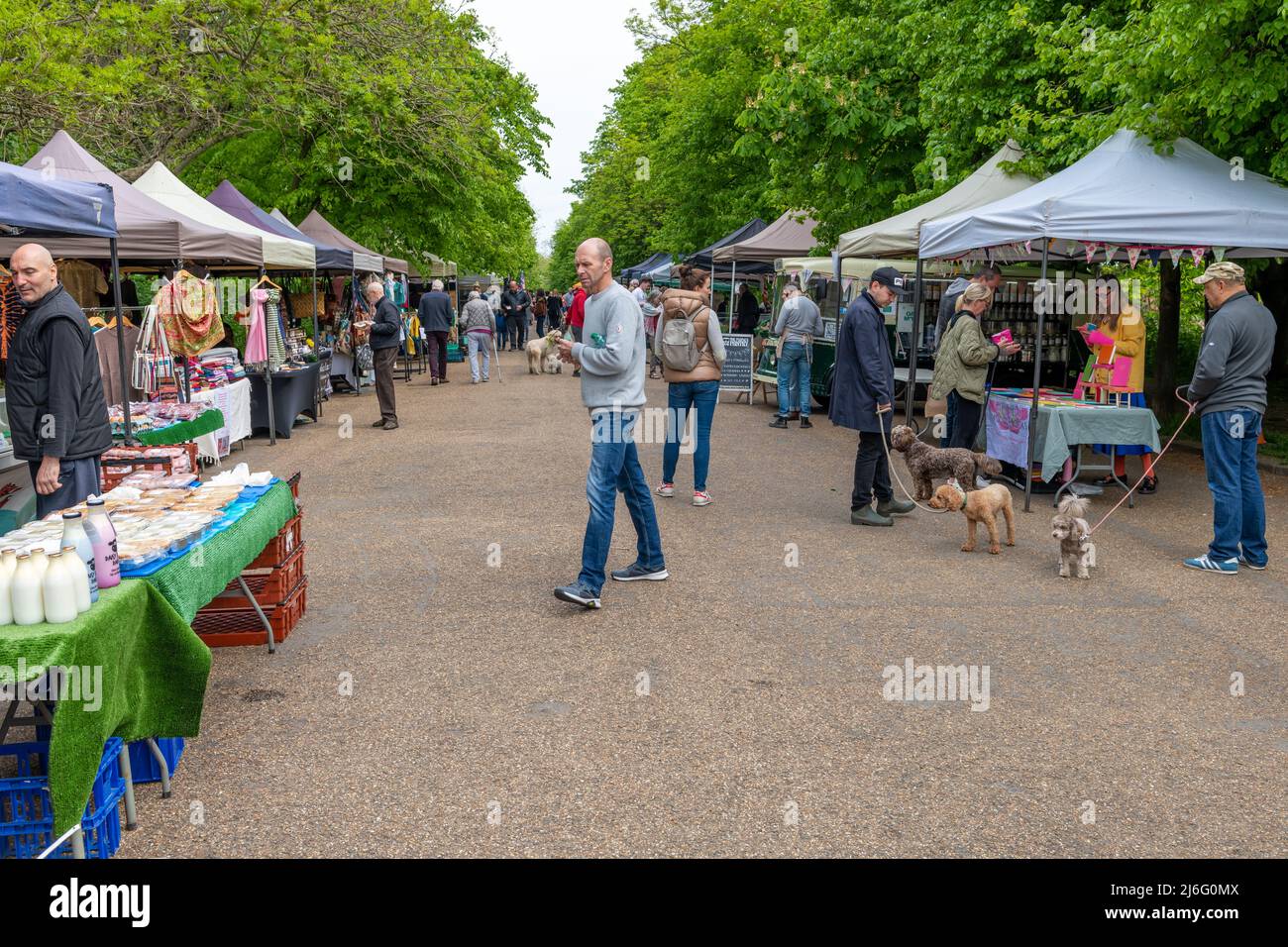 Londra. UK-05.01.2022. Una vista generale del mercato agricolo che si tiene la domenica nel parco Alexandra Palace mostrando le bancarelle e i visitatori. Foto Stock