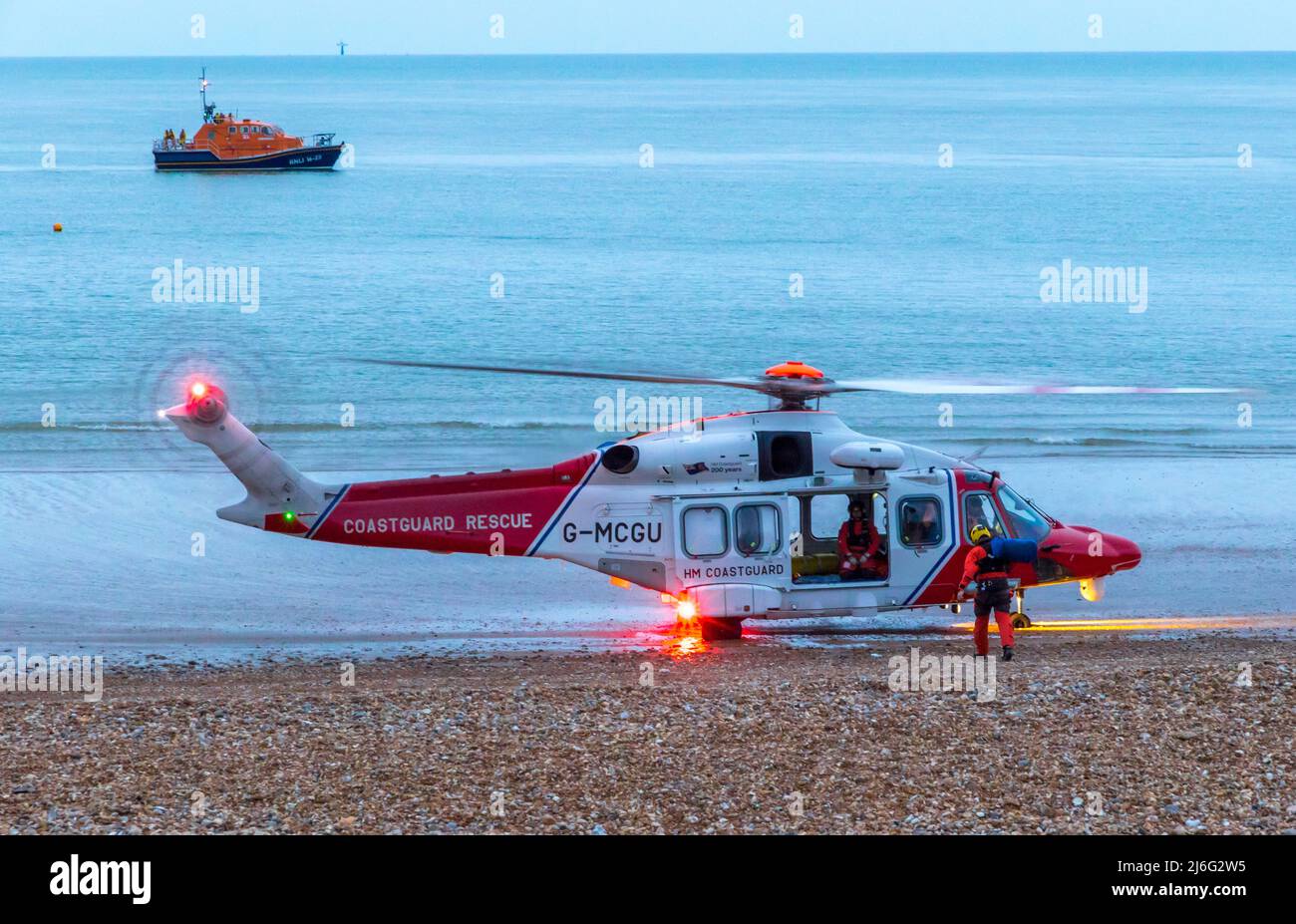 Eastbourne, UK.1st May, 2022. La guardia costiera, la polizia RNLI e l'ambulanza hanno risposto alle segnalazioni di persone in mare vicino al molo di Eastbourne. Tragicamente la vittima di questo incidente è morta il 4th maggio 2022 nel Royal Sussex County Hospital Brighton la sua famiglia ha confermato. Si ritiene che la vittima, onorevole Graham Coombes, un uomo locale abbia incontrato difficoltà durante la pesca. una denuncia ha fatto ben presente che la polizia ha impedito ai membri del pubblico, compreso un bagnino di tentare un salvataggio prima dell'arrivo della scialuppa di salvataggio Credit: Newspics UK South/Alamy Live News Foto Stock