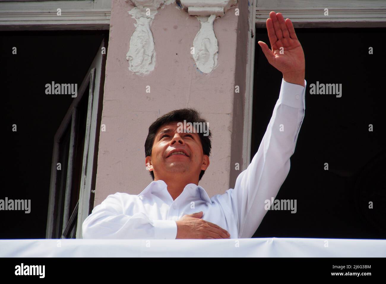 Lima, Perù. 01st maggio 2022. Presidente del Perù Pedro Castillo saluto e arangare la gente quando centinaia di unionisti hanno preso piazza Dos de Mayo a Lima, di fronte alla sede del Centro Generale dei lavoratori del Perù (CGTP) come una dimostrazione per la Giornata Internazionale dei lavoratori tenutasi in Perù credito: Fotoholica Press Agency/Alamy Live News Foto Stock