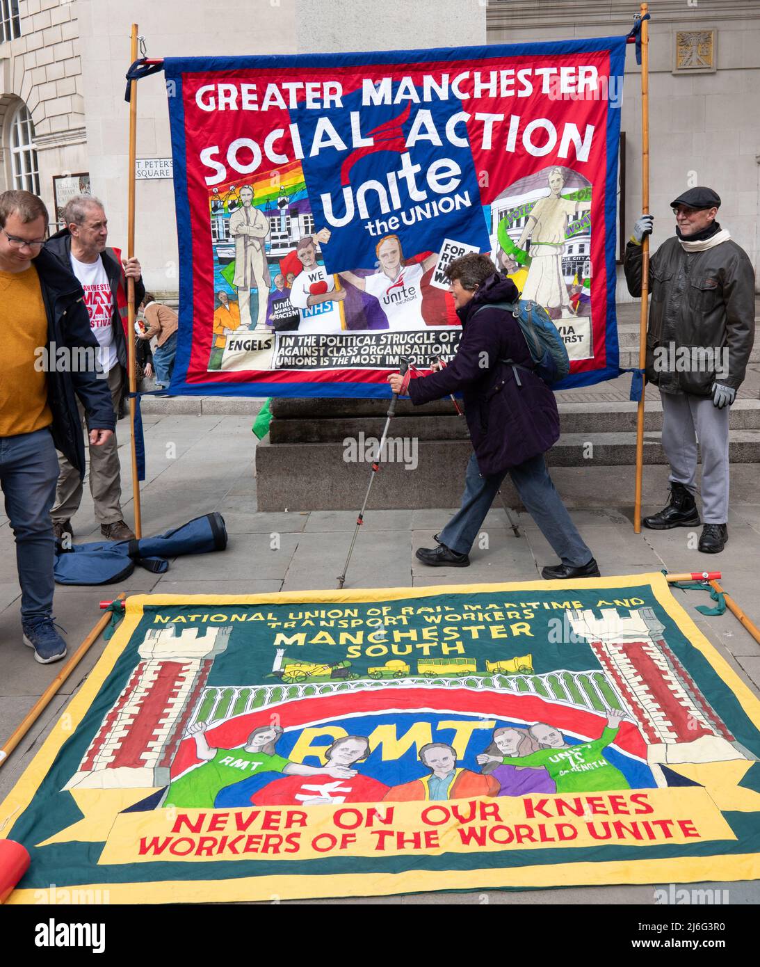 Manchester Maggio Day Domenica 1 maggio. I lavoratori si sono riuniti alle 11:15am in Piazza San Pietro per marzo alle 11:30am a Sackville Gardens per il 1pm per la festa dei discorsi tra cui il capo del consiglio BEV Craig, musica dal vivo, cibo, bevande e bancarelle. Le controversie locali in corso includono la disputa RMT Trans Pennine Express pay e i membri Unite al CHEP che sono stati in sciopero continuo dal 17 dicembre - lo sciopero più lungo nella storia di Unite. Credit: GaryRobertsphotography/Alamy Live News Foto Stock