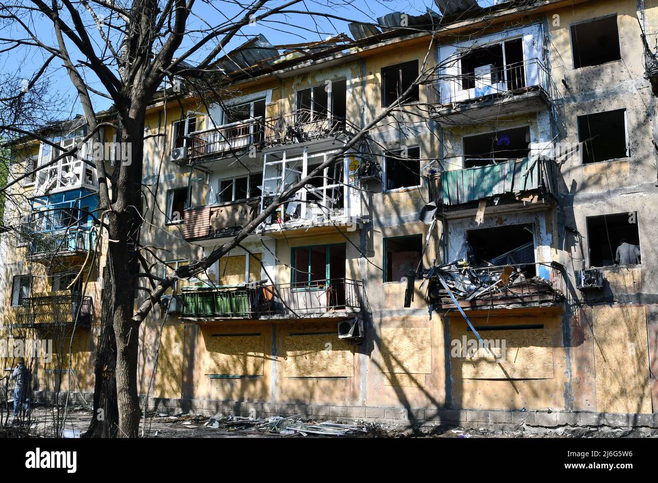 Le finestre e i balconi in rovina sono visibili nell'edificio degli appartamenti che è stato danneggiato dalla conchiglie russe a Dobropillya. La Russia è stata costretta a spostare forze 'disparate e disparate' nell'Ucraina orientale, secondo l'ultimo rapporto di intelligence del Ministero della Difesa del Regno Unito di sabato. Il Regno Unito ha affermato che "probabilmente queste unità soffrono di un morale indebolito". Foto Stock