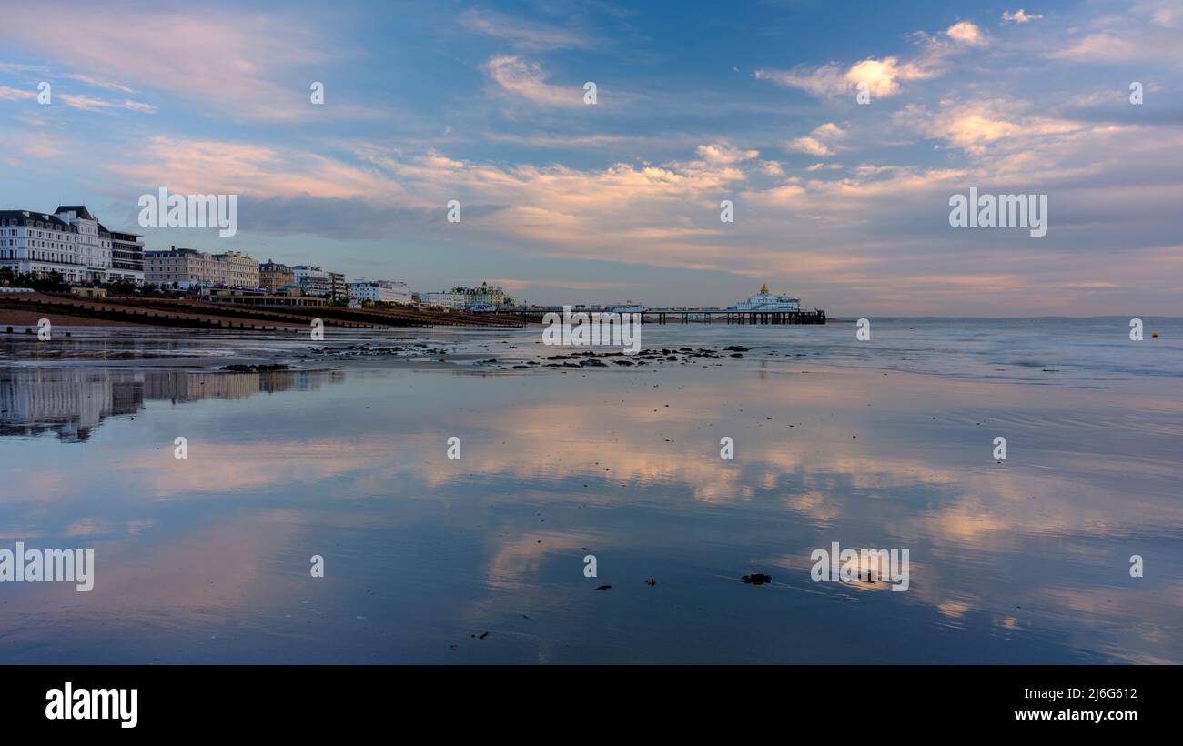 Eastbourne, Regno Unito - 7 gennaio 2022: Sunrsie a metà inverno su Eastbourne Pier, East Sussex, Regno Unito Foto Stock