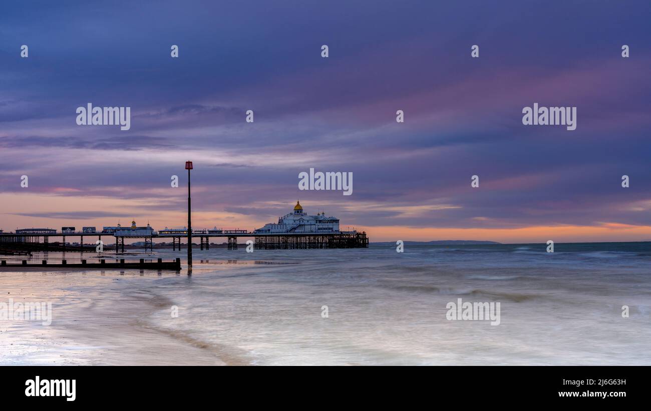 Eastbourne, Regno Unito - 7 gennaio 2022: Sunrsie a metà inverno su Eastbourne Pier, East Sussex, Regno Unito Foto Stock