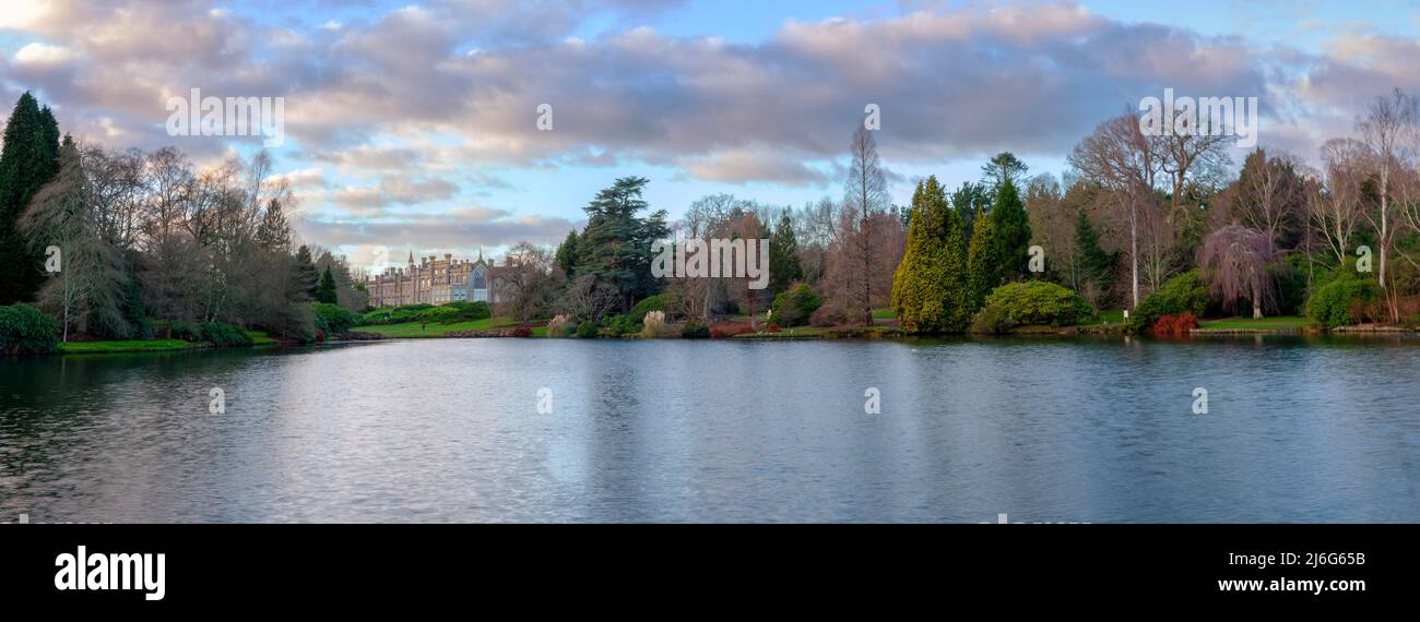 Sheffield Park, Regno Unito - 5 gennaio 2022: Luce pomeridiana a metà inverno sugli alberi e i giardini di Sheffield Park, East Sussex, Regno Unito Foto Stock