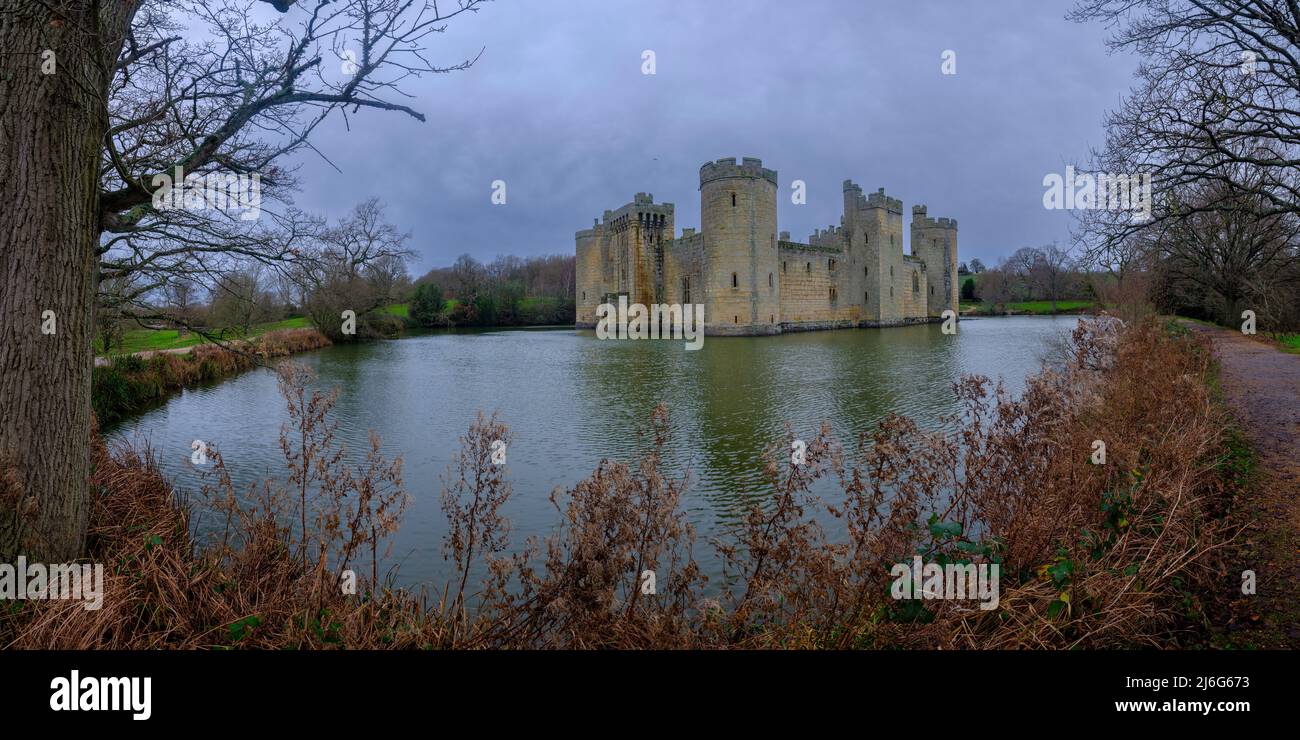 Bodiam, Regno Unito - 6 gennaio 2022: Luce invernale del pomeriggio sul Castello di Bodiam, East Sussex, Regno Unito Foto Stock