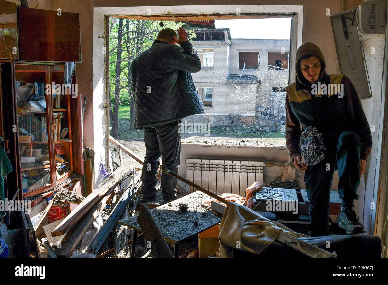 I residenti locali ispezionano l'interno di una stanza dell'appartamento che è stato danneggiato da shelling russo a Dobropillya. La Russia è stata costretta a spostare forze 'disparate e disparate' nell'Ucraina orientale, secondo l'ultimo rapporto di intelligence del Ministero della Difesa del Regno Unito di sabato. Il Regno Unito ha affermato che "probabilmente queste unità soffrono di un morale indebolito". (Foto di Andriy Andriyenko / SOPA Images/Sipa USA) Foto Stock