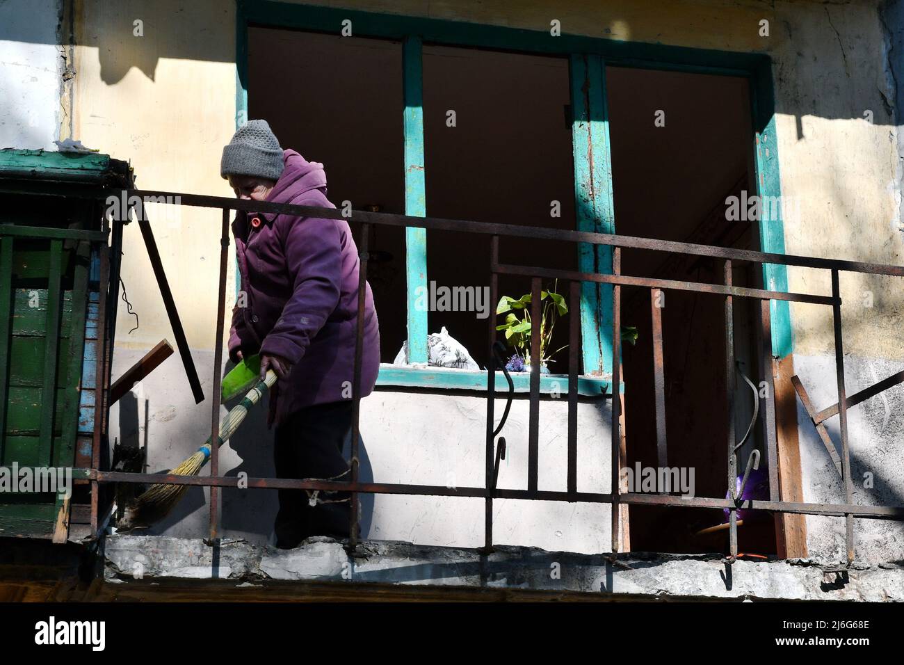 Una donna anziana pulisce il suo appartamento danneggiato da shelling russo a Dobropillya. La Russia è stata costretta a spostare forze 'disparate e disparate' nell'Ucraina orientale, secondo l'ultimo rapporto di intelligence del Ministero della Difesa del Regno Unito di sabato. Il Regno Unito ha affermato che "probabilmente queste unità soffrono di un morale indebolito". (Foto di Andriy Andriyenko / SOPA Images/Sipa USA) Foto Stock