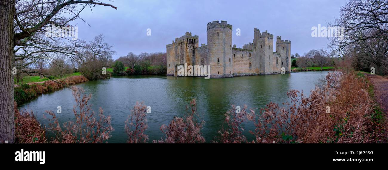 Bodiam, Regno Unito - 6 gennaio 2022: Luce invernale del pomeriggio sul Castello di Bodiam, East Sussex, Regno Unito Foto Stock