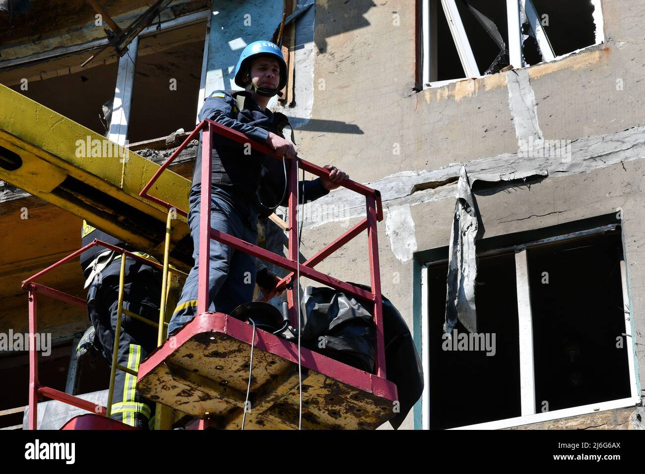 I soccorritori coprono le finestre con coperture in plastica nell'edificio dell'appartamento che è stato danneggiato dalla sgranatura russa a Dobropillya. La Russia è stata costretta a spostare forze 'disparate e disparate' nell'Ucraina orientale, secondo l'ultimo rapporto di intelligence del Ministero della Difesa del Regno Unito di sabato. Il Regno Unito ha affermato che "probabilmente queste unità soffrono di un morale indebolito". (Foto di Andriy Andriyenko / SOPA Images/Sipa USA) Foto Stock