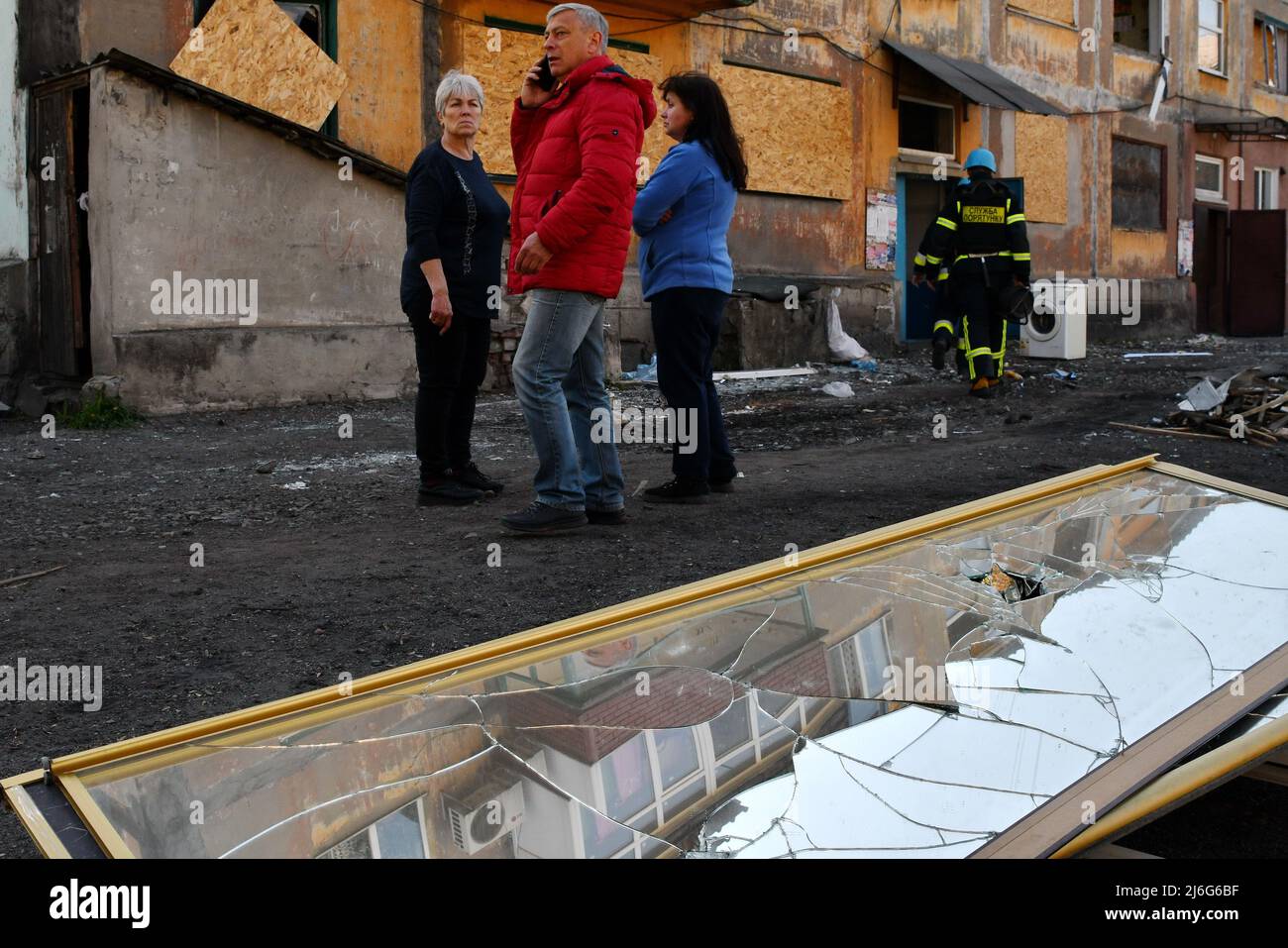 I residenti locali e i soccorritori sono visti dal palazzo di appartamenti che è stato danneggiato da shelling russo a Dobropillya. La Russia è stata costretta a spostare forze 'disparate e disparate' nell'Ucraina orientale, secondo l'ultimo rapporto di intelligence del Ministero della Difesa del Regno Unito di sabato. Il Regno Unito ha affermato che "probabilmente queste unità soffrono di un morale indebolito". (Foto di Andriy Andriyenko / SOPA Images/Sipa USA) Foto Stock