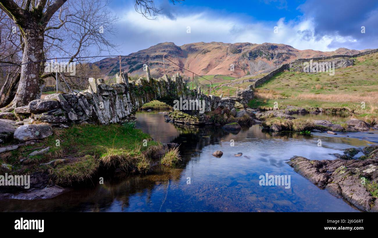 Little Langdale, Regno Unito - 31 marzo 2022: Luci primaverili su Slater Bridge nel Little Langdale, Lake District National Park Foto Stock