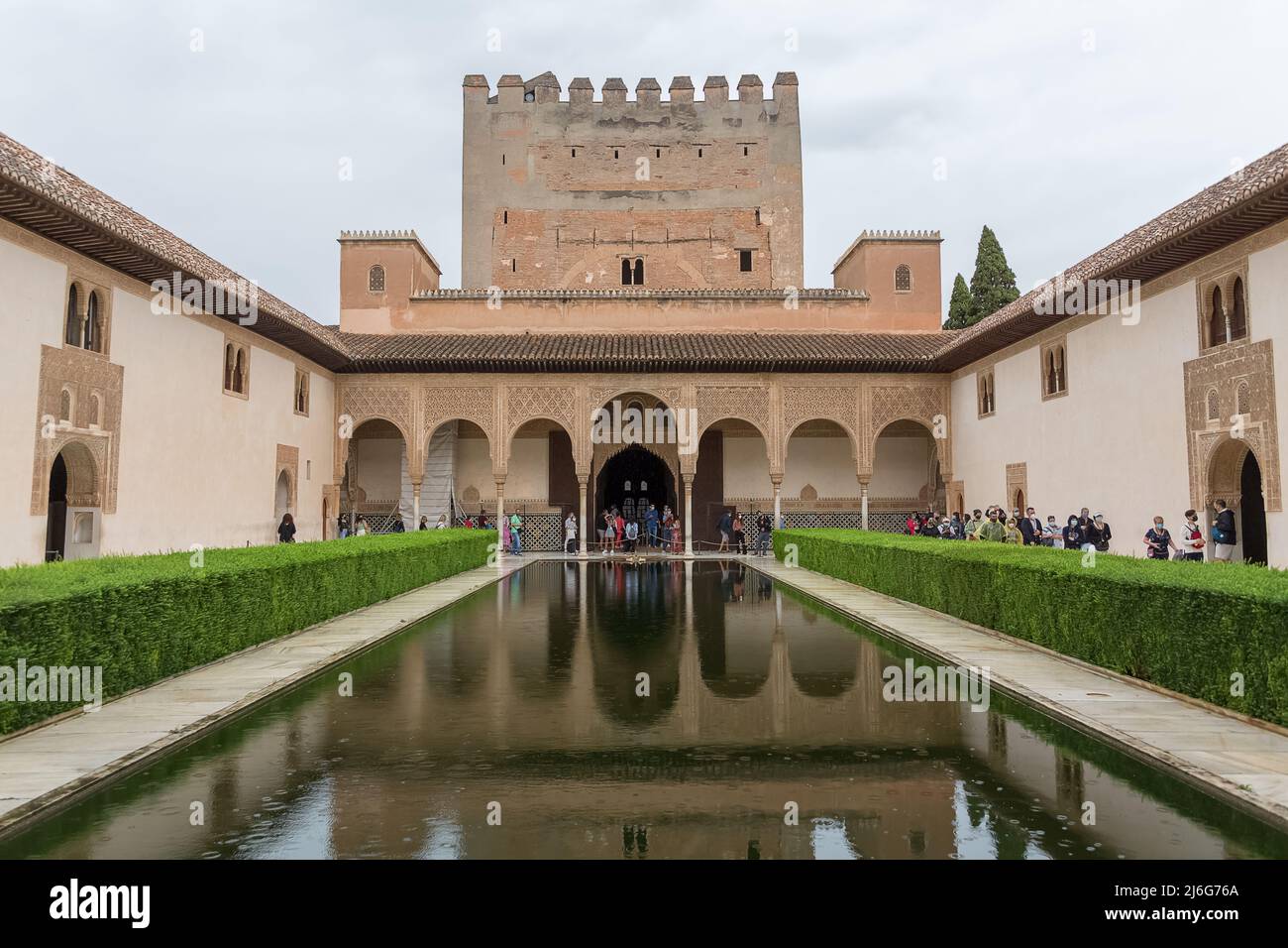 Alhambra Granada Spagna - 09 14 2021: Panoramica alla Corte dei Mirti (patio de los Arrayanes) fa parte dei palazzi Nasrid sul complesso fortezza Foto Stock