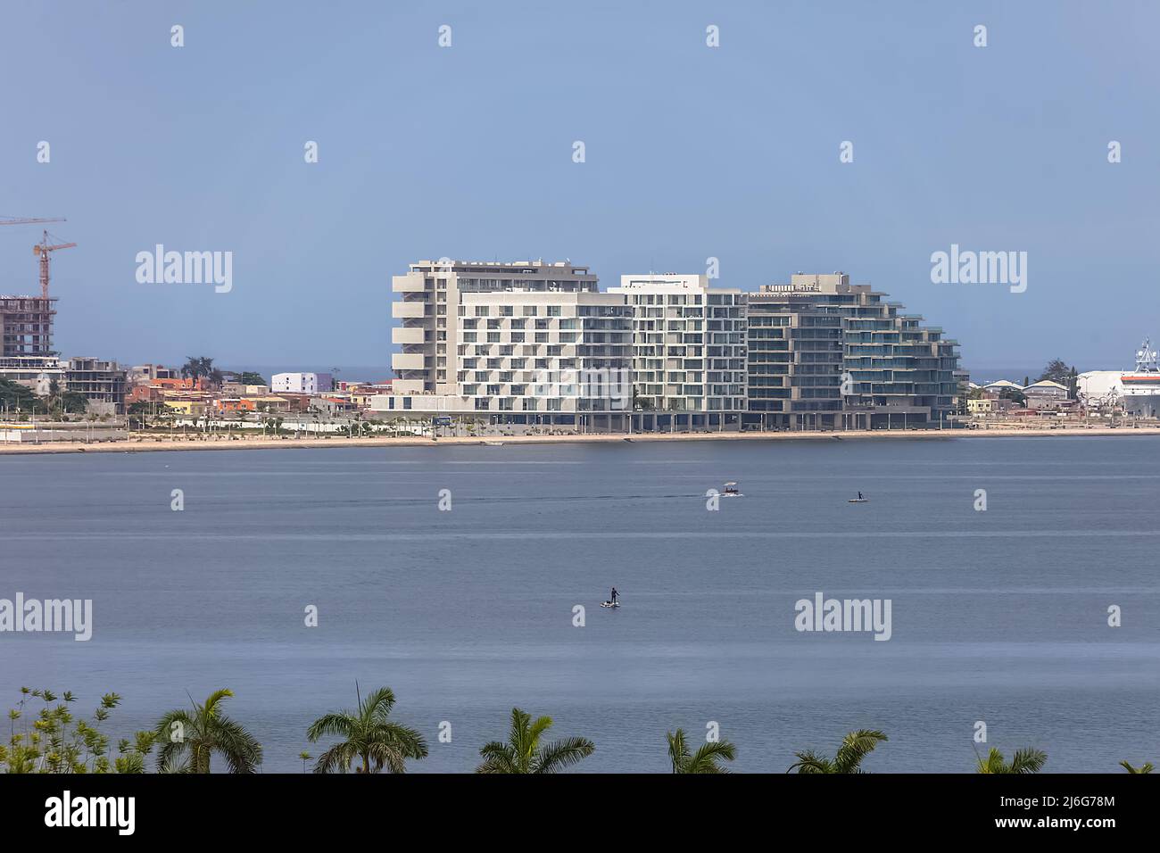 Luanda Angola - 10 13 2021: Baia di Luanda, edifici dall'architettura moderna, edifici marginali e centrali dell'isola di Cabo, Luanda, Angola Foto Stock