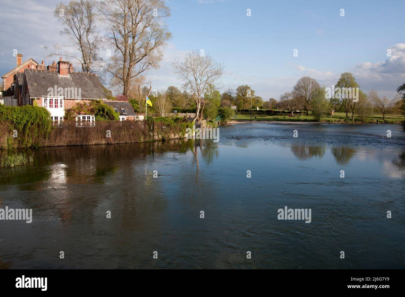 River Avon a Fordingbridge, New Forest, Hampshire, Inghilterra Foto Stock