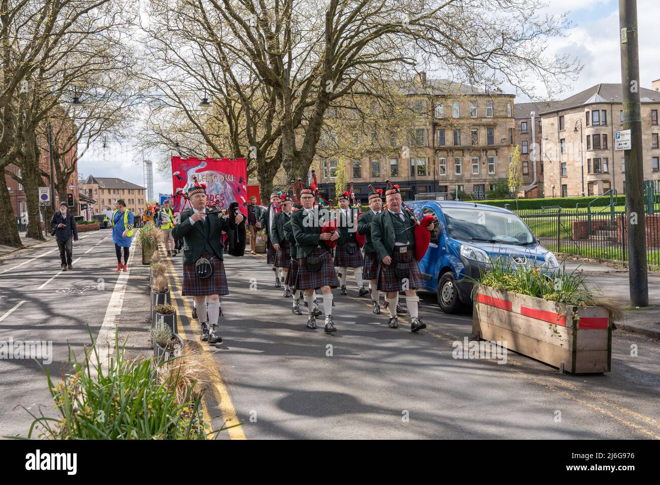 Glasgow, Scozia, Regno Unito. 1st maggio 2022. Lavoratori, politici e attivisti si scendono per le strade di Glasgow per celebrare il giorno di maggio, noto anche come Giornata Internazionale dei lavoratori per la prima volta in tre anni. Marciando da George Square a Kelvingrove Bandstand per un festival con musica, altoparlanti e intrattenimento. Credit: R.Gass/Alamy Live News Foto Stock