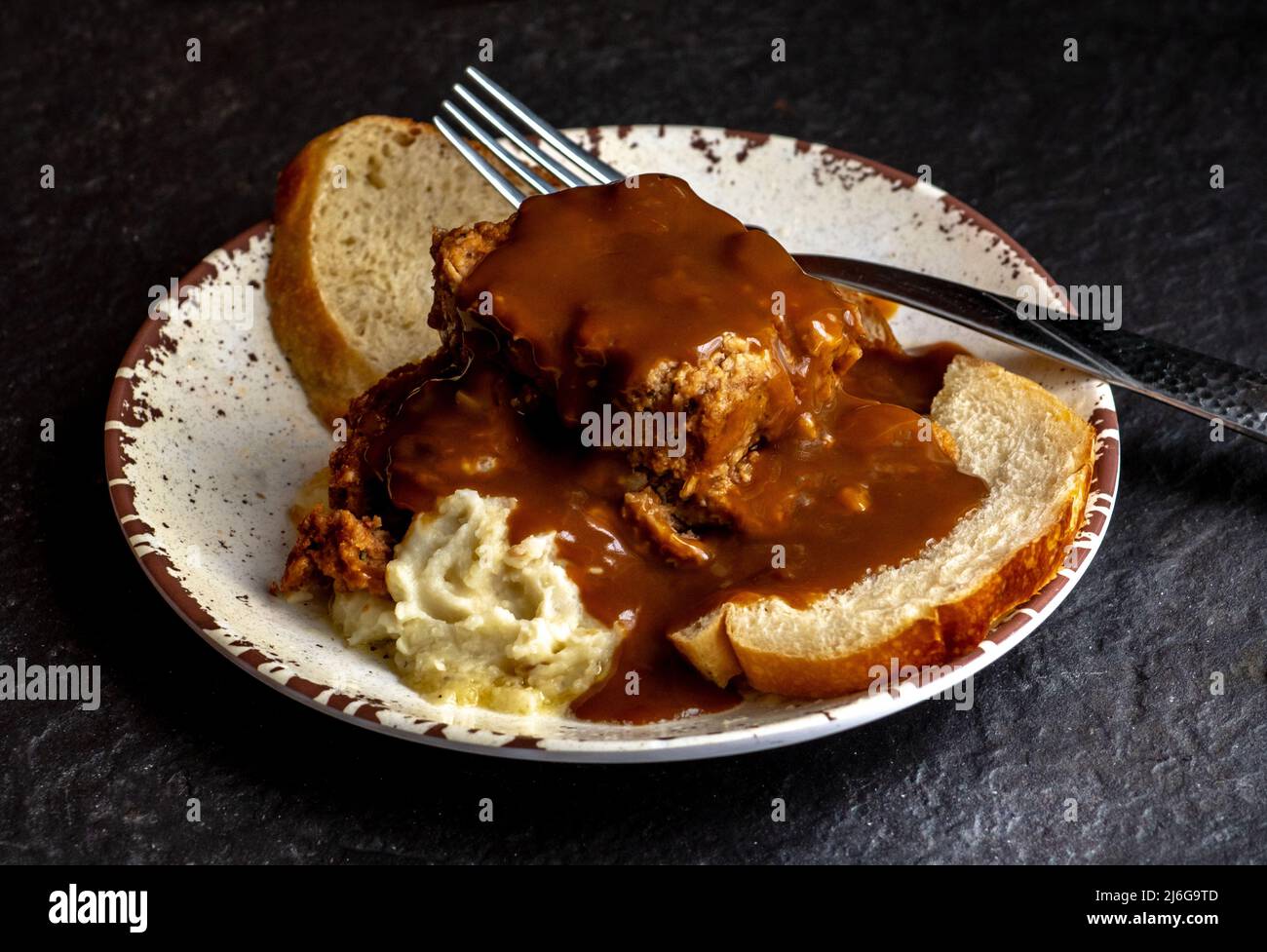 cena calda e saporita con polpette a faccia aperta, con purè di patate e sugo di carne Foto Stock