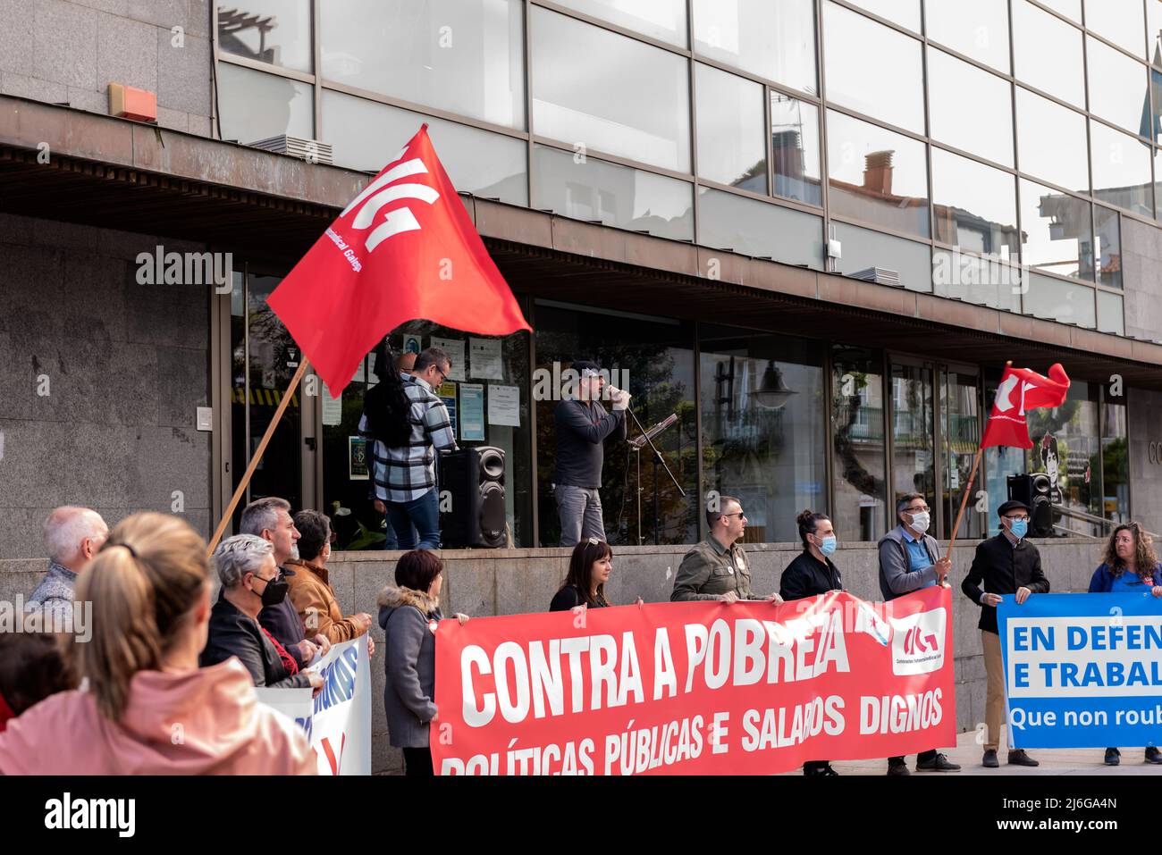 CANGAS, PONTEVEDRA, SPAGNA - 01 maggio 2022: Rappresentante sindacale dà un discorso sulla giornata internazionale del lavoro di fronte al municipio di cangas ac Foto Stock