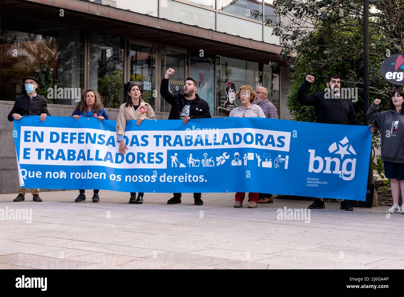 CANGAS, PONTEVEDRA, SPAGNA - 01 maggio 2022: I manifestanti della giornata del lavoro con bandiera blu fuori dal municipio a sera Foto Stock